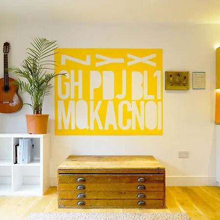 Stunning 3-Bedroom Townhouse In Superb Location-2