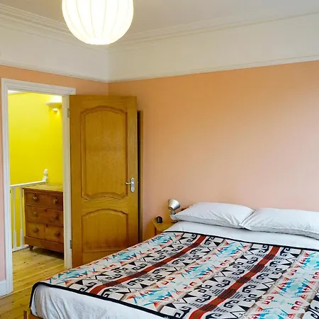 Stunning 3-Bedroom Townhouse In Superb Location-3