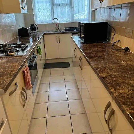 Gorgeous 5 Bedroom House-3