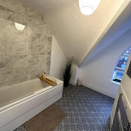 Incredible 2 Bedroom On Tower Bridge-3
