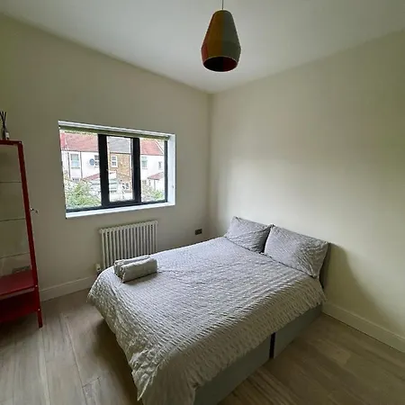 Contemporary 3 Bed House With Spacious Garden Close To Stratford & Canary Wharf-2