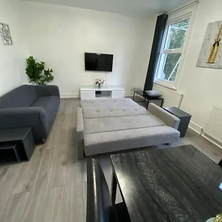 2 Bedroom Flat In London-2
