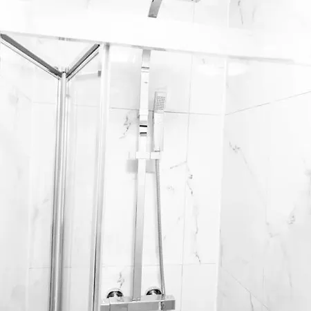Ensuite With Kitchen Stunning Double-Bed Room In Zone 2-2