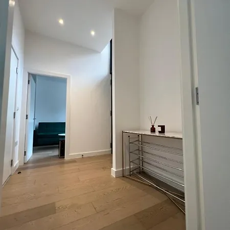 Luxury Modern 1 Bed Apartment-2