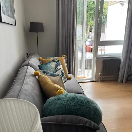 1 Bedroom Garden Flat Zone 2-2