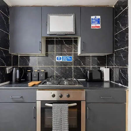 2A - Bright & Airy 2 Bed Flat - 20 Mins To Central-3