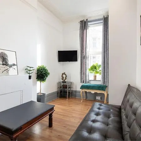 2A - Bright & Airy 2 Bed Flat - 20 Mins To Central-3