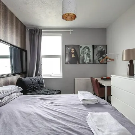 Large Modern Apartment With Garden Sleeps 10 Guests-3