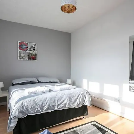 Large Modern Apartment With Garden Sleeps 10 Guests-2