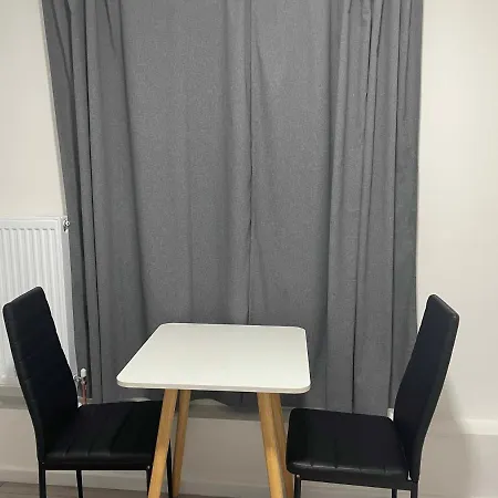 Studio Flat Private Bathroom Wc And Kitchenette-2