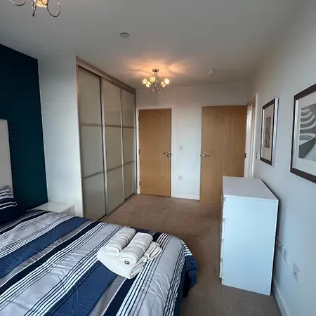 Cityscape Serenity: 10Th Floor Oasis Near City Airport, Excel & 02-3