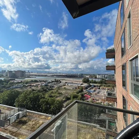 Cityscape Serenity: 10Th Floor Oasis Near City Airport, Excel & 02-2
