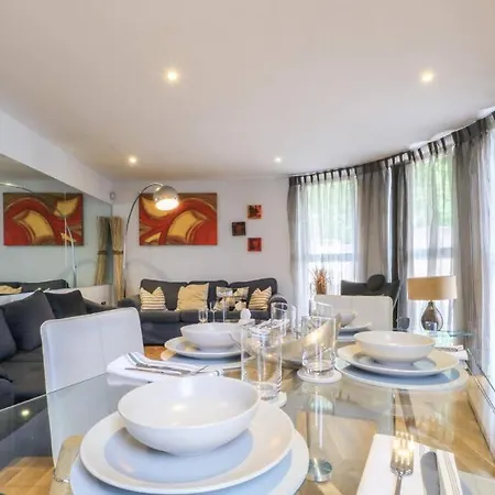 Glamorous Central Apartment-3