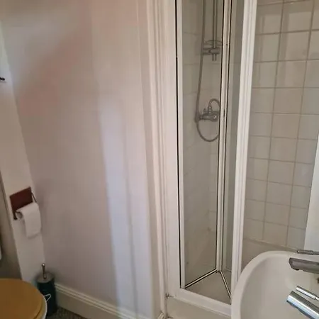 Bright Well Located Studio Flat-2