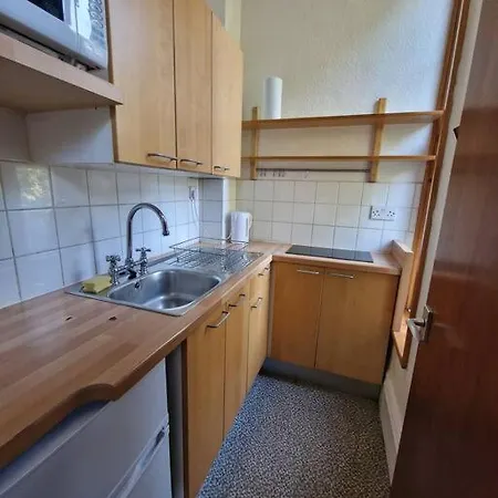 Bright Well Located Studio Flat-3