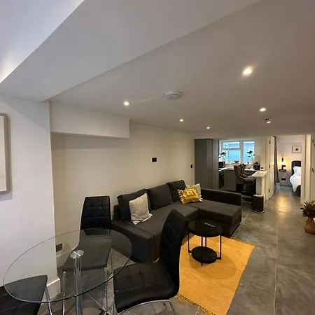 Two Bedroom House In Kilburn-3
