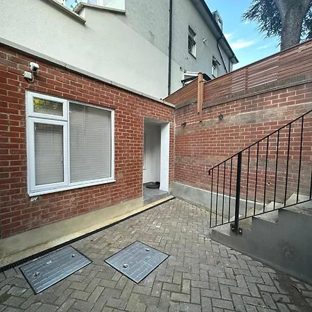 Two Bedroom House In Kilburn-2