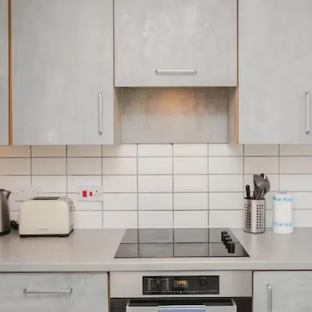 Modern & Spacious 2Bd Apartment In Limehouse-3