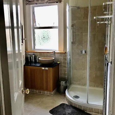 Spacious 3 Bed Room Flat In South West London-2