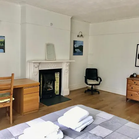 Spacious 3 Bed Room Flat In South West London-3