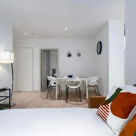 Contemporary Apartment Overlooking Barrier Park-3