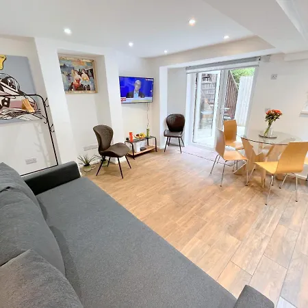 Two Bedroom Flat With Private Patio In Battersea-2