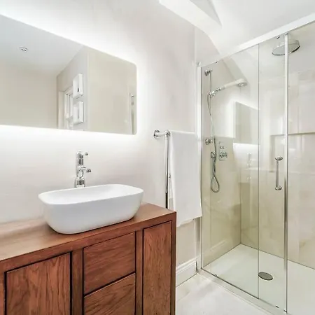 Cozy 2 Bedroom Garden Flat-2