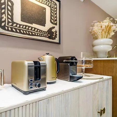 Cozy 2 Bedroom Garden Flat-3