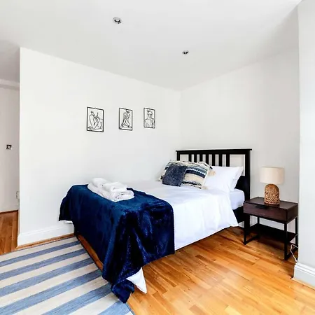Comfy 2 Bed Apt With Private Garden,Battersea Central Ldn-3