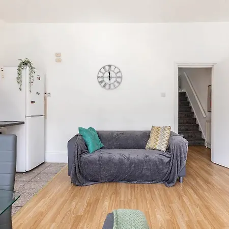 Large, Bright And Spacious 3 Bed Flat In London-3