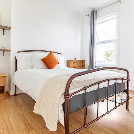 Large, Bright And Spacious 3 Bed Flat In London-2
