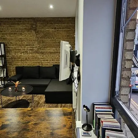 Cosy Studio Flat In North London-2
