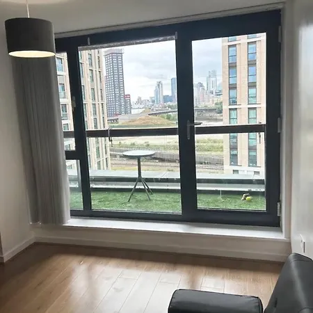 2 Bed Apartment Close To Station With Parking-2
