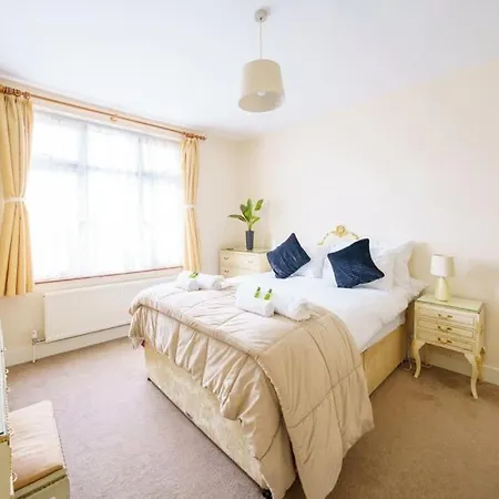 Wembley Arch View, 4-Bed House, Drive For 2 Cars-2