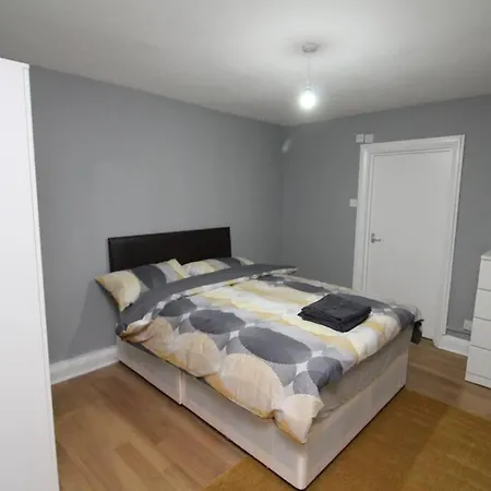 Modern 2 Bed Close To City-2