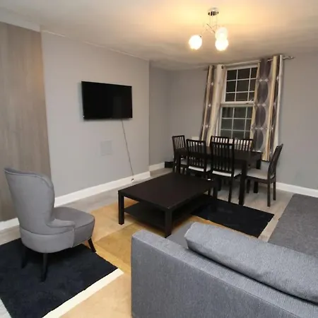 Modern 2 Bed Close To City-3