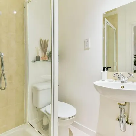 Knightsbridge Stylish Two Bedroom Apartment-2
