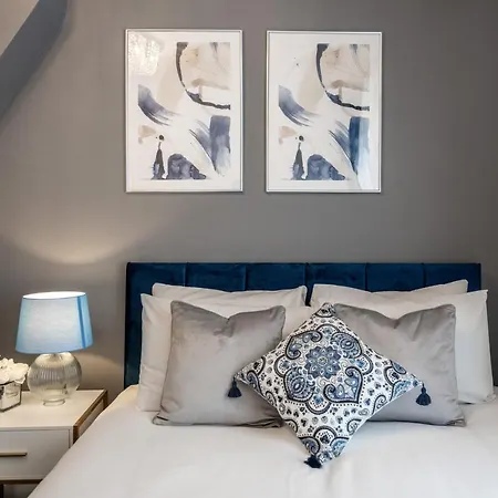 Cosy 4-Bedroom Apartment Next To Borough-2