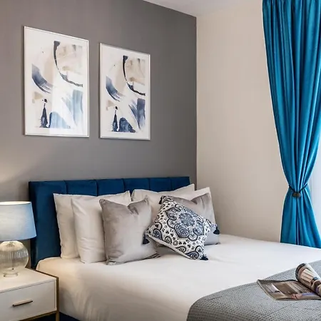 Cosy 4-Bedroom Apartment Next To Borough-3