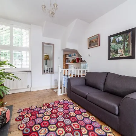 Charming And Spacious 1 Bedroom Flat In Battersea-3