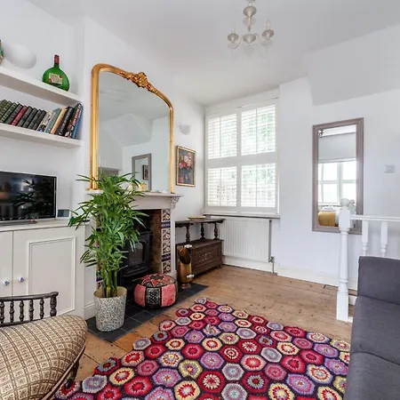 Charming And Spacious 1 Bedroom Flat In Battersea-2