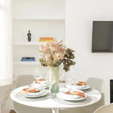 Sun Drenched 1 Bedroom Apartment In Farringdon-3