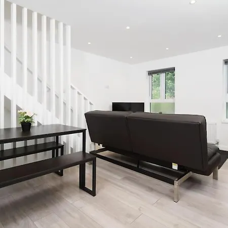 Lovely 3 Bed Flat In A Great Location In London-3