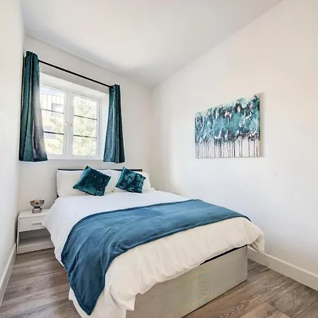 2 Bedroom Apartment With Large Rooms And Wi-Fi-3