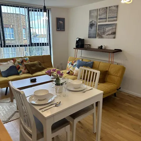 Stoke Newington Deluxe Flat-3