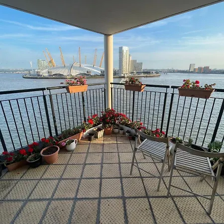Very Large Ensuite Room With Wonderful View Over The River Thames In A Peaceful & Calm Residential Building - Shared Flat With 1 Host-2