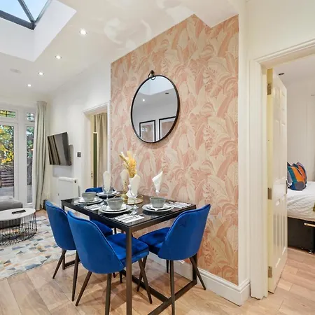 Chic Urban Retreat In London - Sleeps 8-2