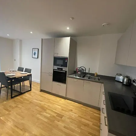Lovely 2 Bedroom Apartment London-3