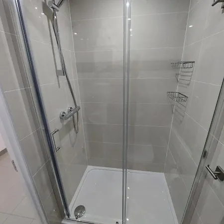 Cosy North Kensington Family Apartment For 4 Persons - Children Stay Free Netflix In All Bedrooms Close To Underground And Overground Stations - Very Convenient For Wembley Stadium-2