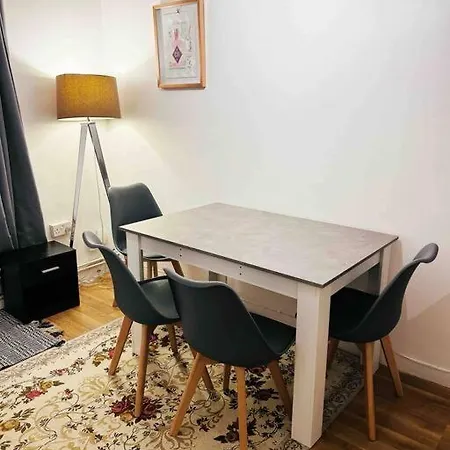 Central London Spacious Flat With 2 To 3 Bedrooms-3